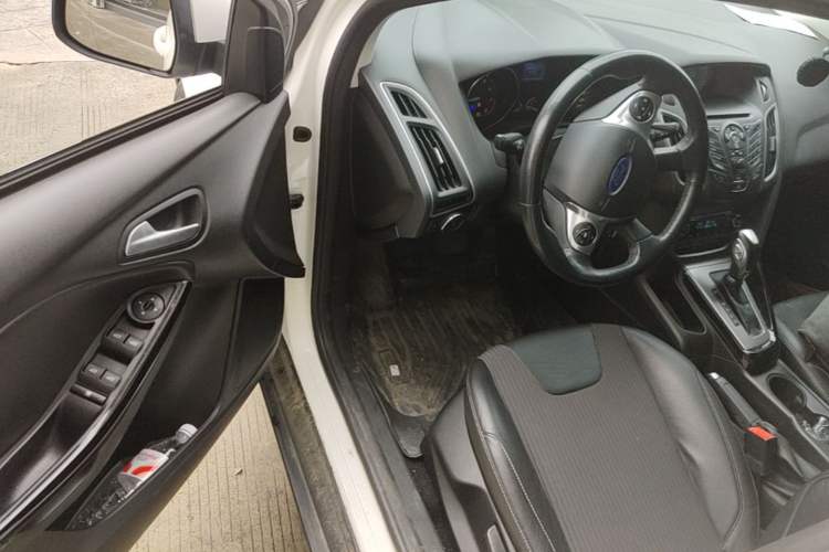 Used Ford Focus 2012 Hatchback 1.6L Automatic Fashion Edition Driver Seat