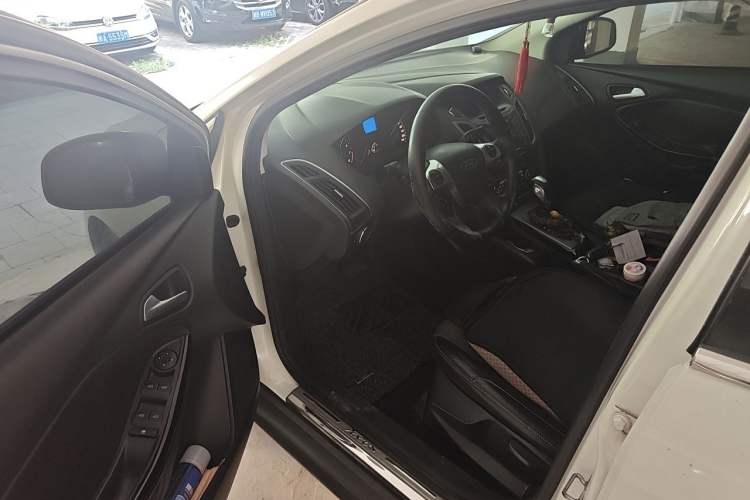 Used Ford Focus 2012 Sedan 1.6L Automatic Fashion Edition Driver Seat