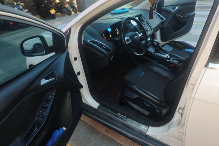Used Ford Focus 2012 Hatchback 1.6L Automatic Fashion Edition Driver Seat