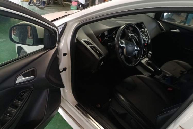 Used Ford Focus 2012 Hatchback 2.0L Automatic Luxury Sport Model Driver Seat