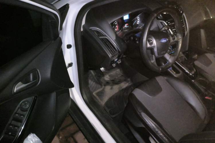 Used Ford Focus 2012 Sedan 1.6L Manual Fashion Edition Driver Seat