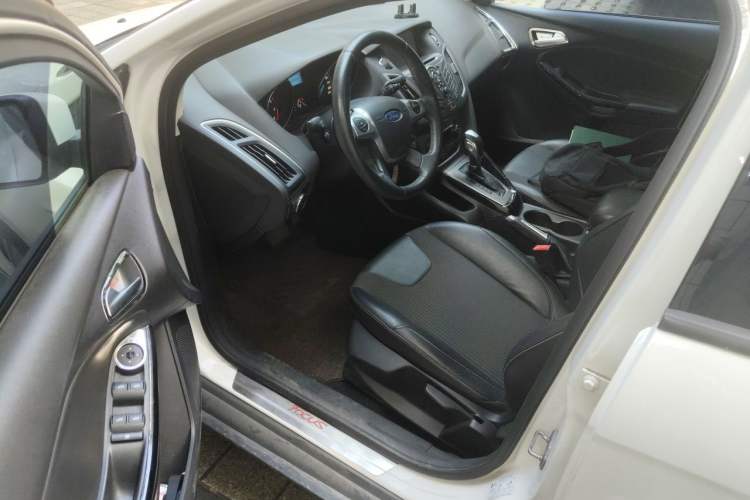 Used Ford Focus 2012 Hatchback 1.6L Automatic Fashion Edition Driver Seat