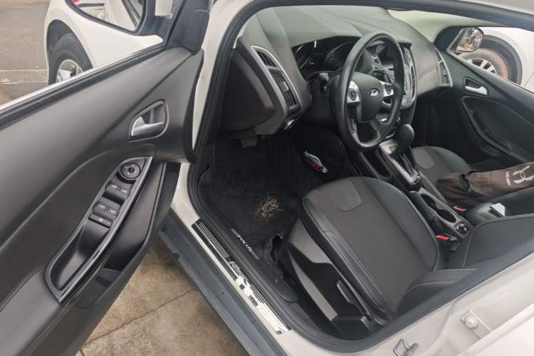 Used Ford Focus 2012 Hatchback 1.6L Automatic Fashion Edition Driver Seat