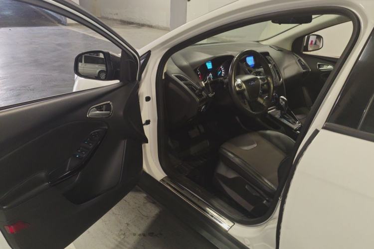 Used Ford Focus 2012 Hatchback 1.6L Automatic Fashion Edition Driver Seat