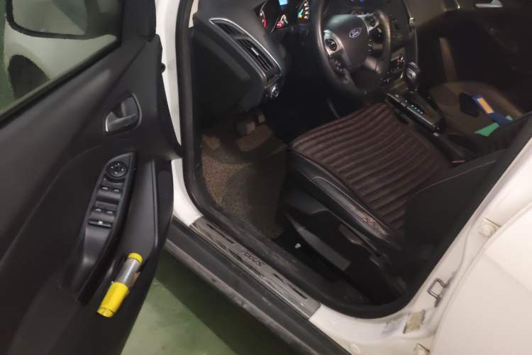 Used Ford Focus 2012 Hatchback 1.6L Automatic Fashion Edition Driver Seat