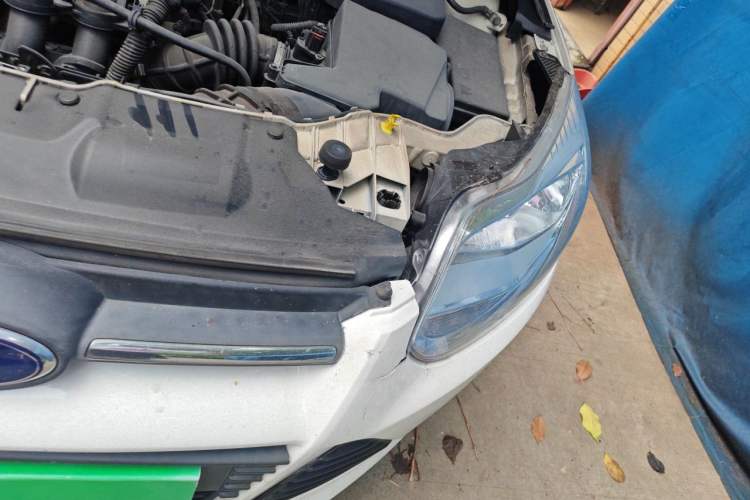 Used Ford Focus 2012 Sedan 1.6L Automatic Comfort Model Engine Bay Left
