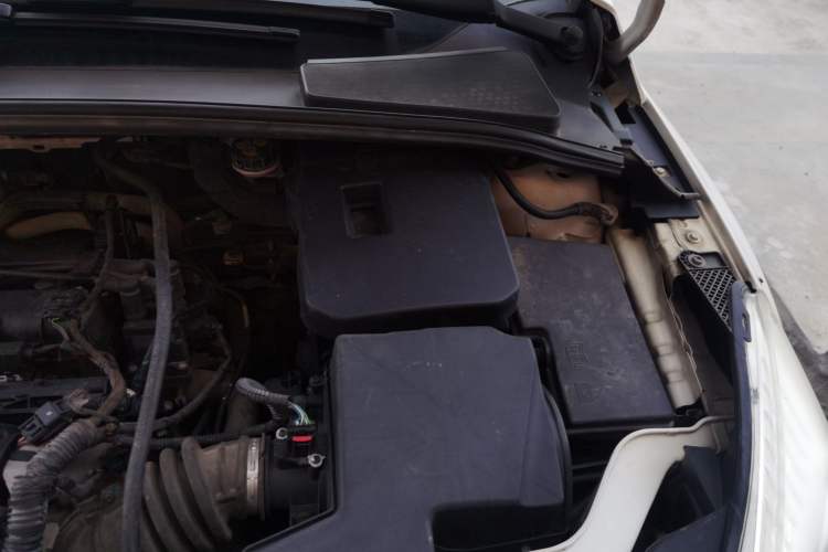 Used Ford Focus 2012 Sedan 1.6L Manual Comfort Model Engine Bay Left