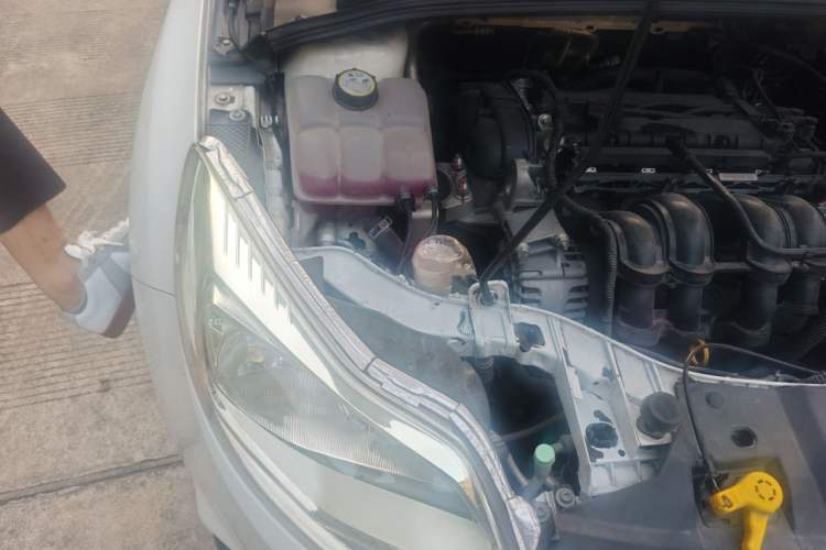 Used Ford Focus 2012 Sedan 1.6L Manual Comfort Model Engine Bay Right
