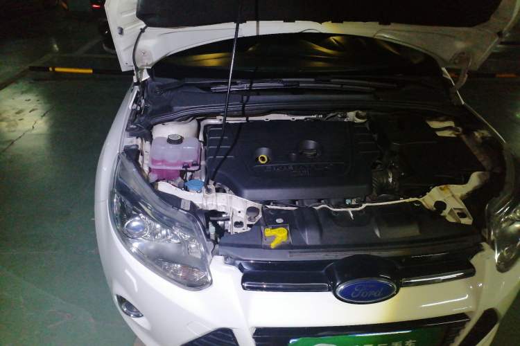 Used Ford Focus 2012 Hatchback 2.0L Automatic Luxury Sport Model Engine Bay Right