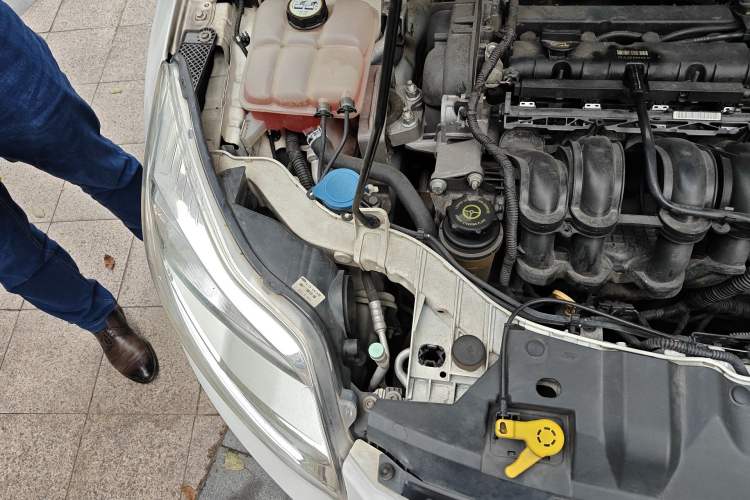 Used Ford Focus 2012 Sedan 1.6L Automatic Comfort Model Engine Bay Right