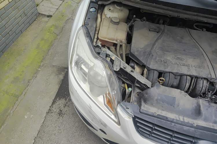 Used Ford Focus 2012 Sedan Classic 1.8L Manual Base Model Engine Bay Right
