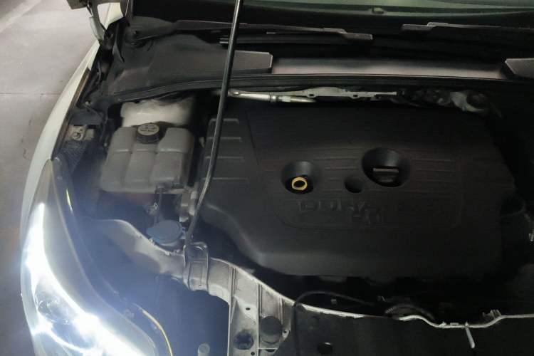 Used Ford Focus 2012 Hatchback 2.0L Automatic Luxury Sport Model Engine Bay Right