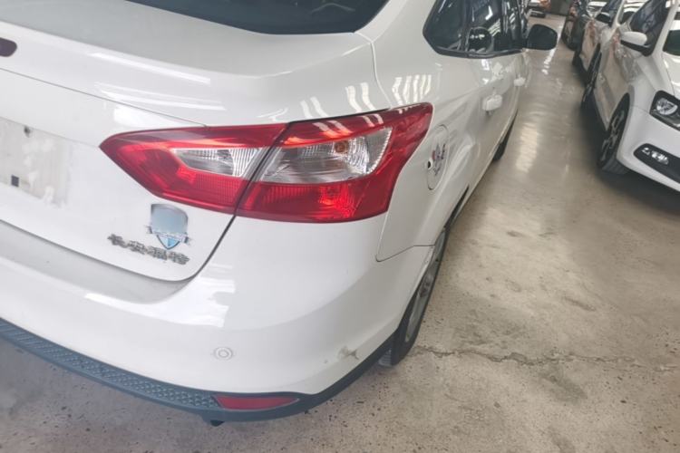 Used Ford Focus 2012 Sedan 1.6L Manual Fashion Edition Exterior 3