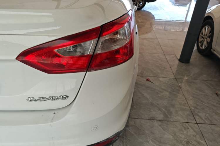 Used Ford Focus 2012 Sedan 1.6L Automatic Fashion Edition Exterior 3