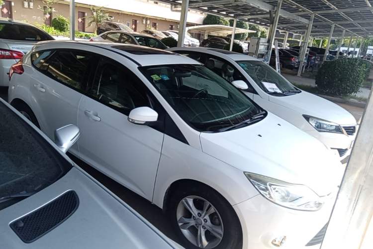 Used Ford Focus 2012 Hatchback 1.6L Automatic Fashion Edition Front Right 45 Deg