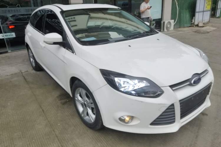 Used Ford Focus 2012 Hatchback 1.6L Automatic Fashion Edition Front Right 45 Deg