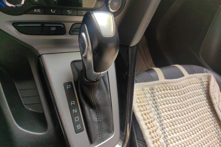 Used Ford Focus 2012 Sedan 1.6L Automatic Fashion Edition Gear Lever