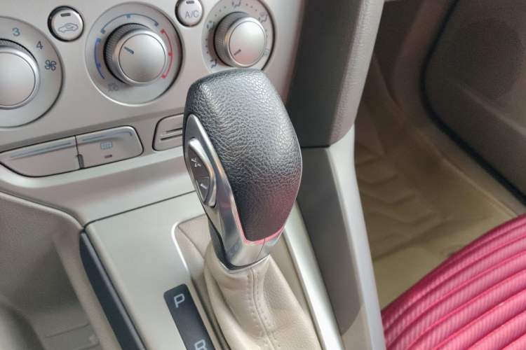 Used Ford Focus 2012 Sedan 1.6L Automatic Fashion Edition Gear Lever