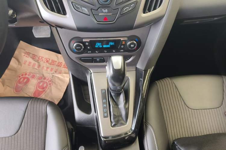 Used Ford Focus 2012 Sedan 1.6L Automatic Fashion Edition Gear Lever