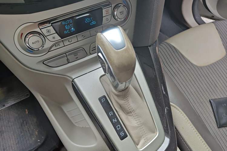 Used Ford Focus 2012 Sedan 1.6L Automatic Fashion Edition Gear Lever