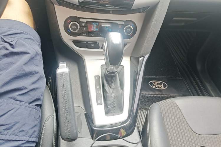 Used Ford Focus 2012 Hatchback 2.0L Automatic Luxury Sport Model Gear Lever