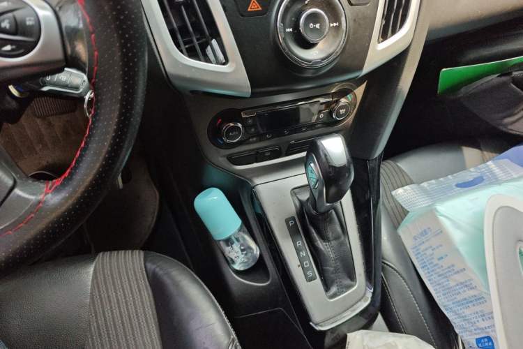 Used Ford Focus 2012 Sedan 1.6L Automatic Fashion Edition Gear Lever
