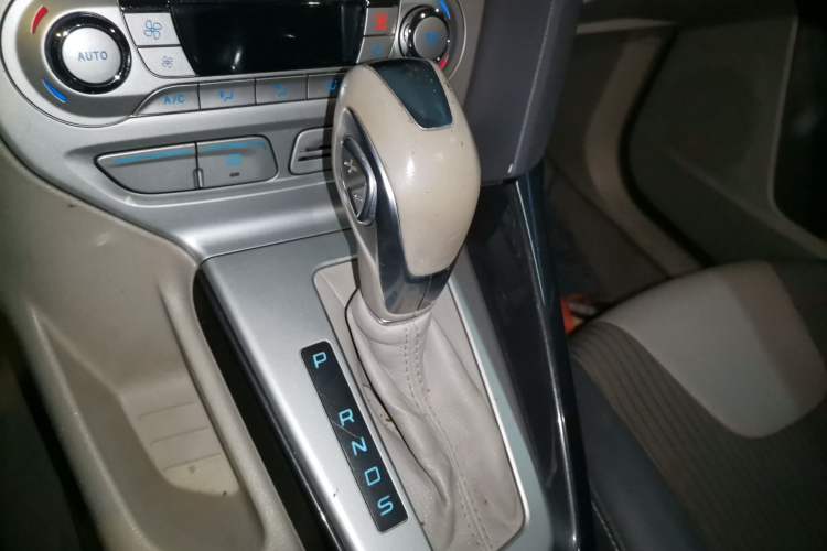 Used Ford Focus 2012 Hatchback 1.6L Automatic Fashion Edition Gear Lever