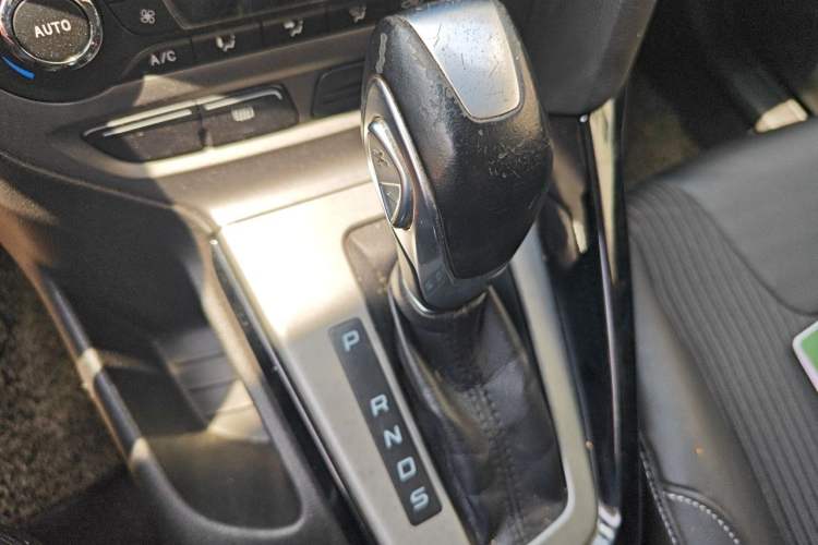 Used Ford Focus 2012 Sedan 1.6L Automatic Fashion Edition Gear Lever