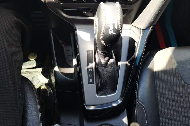 Used Ford Focus 2012 Sedan 1.6L Automatic Fashion Edition Gear Lever