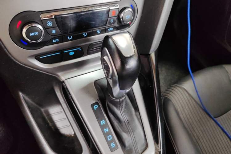 Used Ford Focus 2012 Sedan 1.6L Automatic Fashion Edition Gear Lever