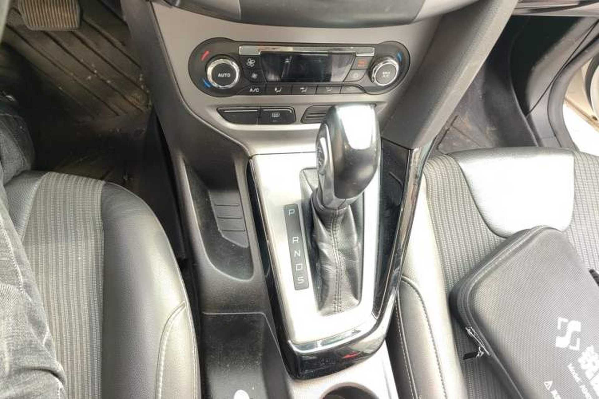 Used Ford Focus 2012 Sedan 1.6L Automatic Fashion Edition Gear Lever