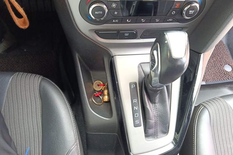 Used Ford Focus 2012 Sedan 1.6L Automatic Fashion Edition Gear Lever