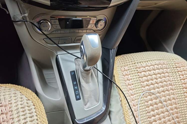 Used Ford Focus 2012 Sedan 1.6L Automatic Fashion Edition Gear Lever