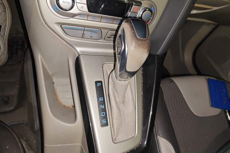 Used Ford Focus 2012 Sedan 1.6L Automatic Fashion Edition Gear Lever