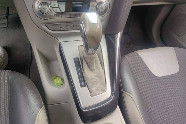Used Ford Focus 2012 Sedan 1.6L Automatic Fashion Edition Gear Lever