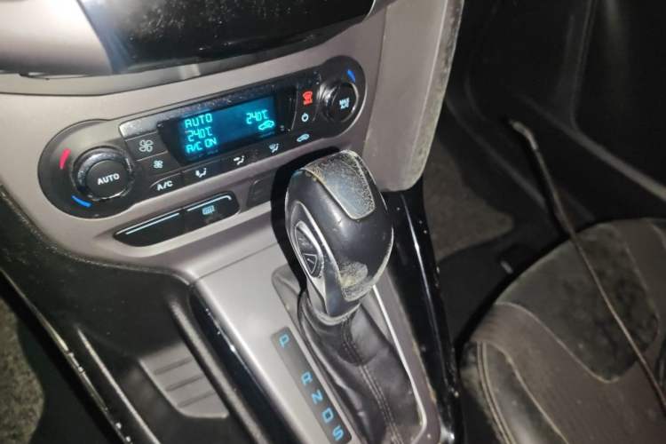 Used Ford Focus 2012 Sedan 1.6L Automatic Fashion Edition Gear Lever