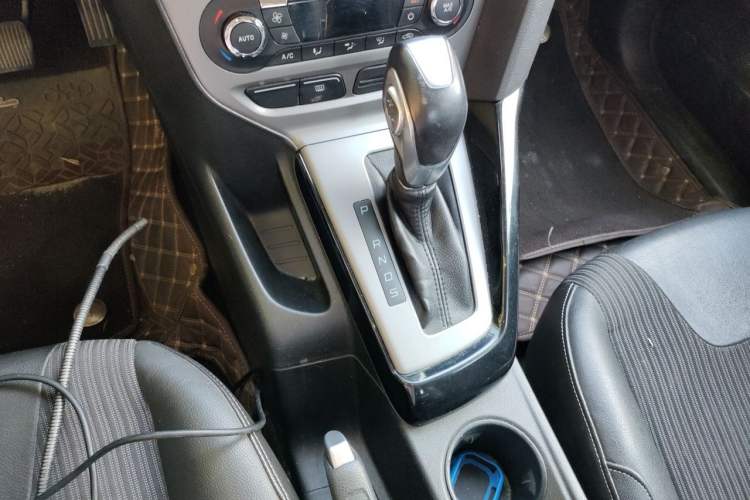 Used Ford Focus 2012 Sedan 1.6L Automatic Fashion Edition Gear Lever