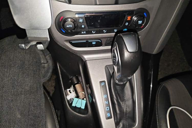 Used Ford Focus 2012 Sedan 1.6L Automatic Fashion Edition Gear Lever