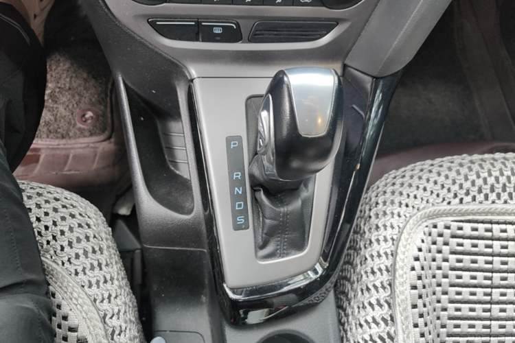 Used Ford Focus 2012 Sedan 1.6L Automatic Fashion Edition Gear Lever