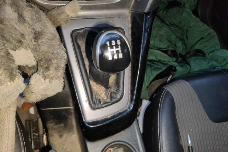 Used Ford Focus 2012 Sedan 1.6L Manual Fashion Edition Gear Lever