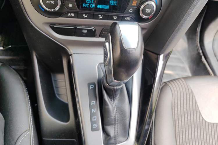 Used Ford Focus 2012 Sedan 1.6L Automatic Fashion Edition Gear Lever