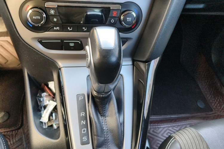 Used Ford Focus 2012 Sedan 1.6L Automatic Fashion Edition Gear Lever