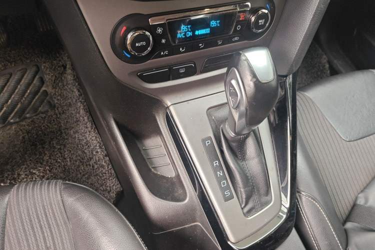 Used Ford Focus 2012 Sedan 1.6L Automatic Fashion Edition Gear Lever