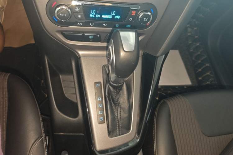 Used Ford Focus 2012 Sedan 1.6L Automatic Fashion Edition Gear Lever