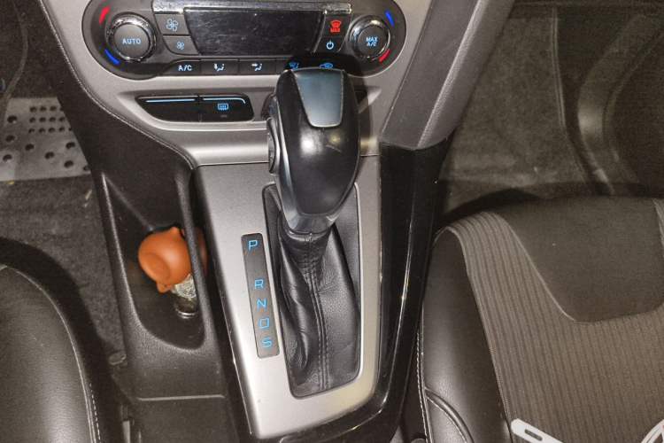 Used Ford Focus 2012 Sedan 1.6L Automatic Fashion Edition Gear Lever