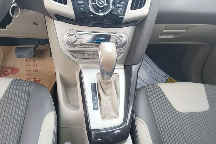 Used Ford Focus 2012 Sedan 1.6L Automatic Fashion Edition Gear Lever
