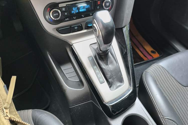 Used Ford Focus 2012 Sedan 1.6L Automatic Fashion Edition Gear Lever