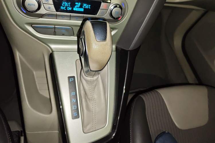 Used Ford Focus 2012 Sedan 1.6L Automatic Fashion Edition Gear Lever