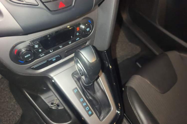 Used Ford Focus 2012 Sedan 1.6L Automatic Fashion Edition Gear Lever
