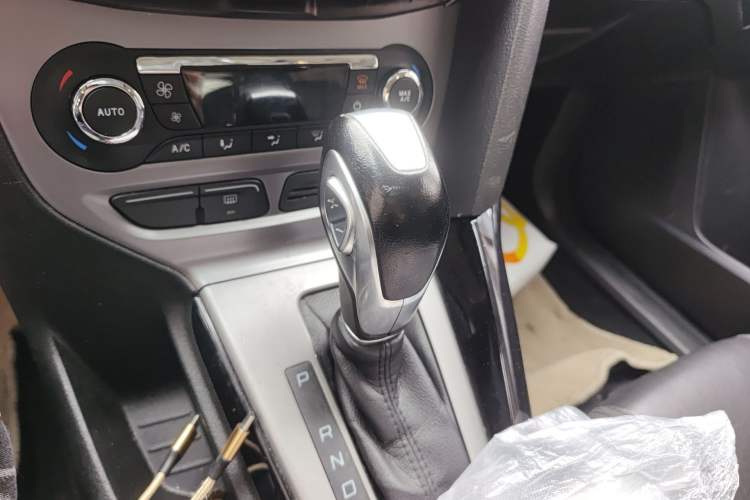Used Ford Focus 2012 Sedan 1.6L Automatic Fashion Edition Gear Lever